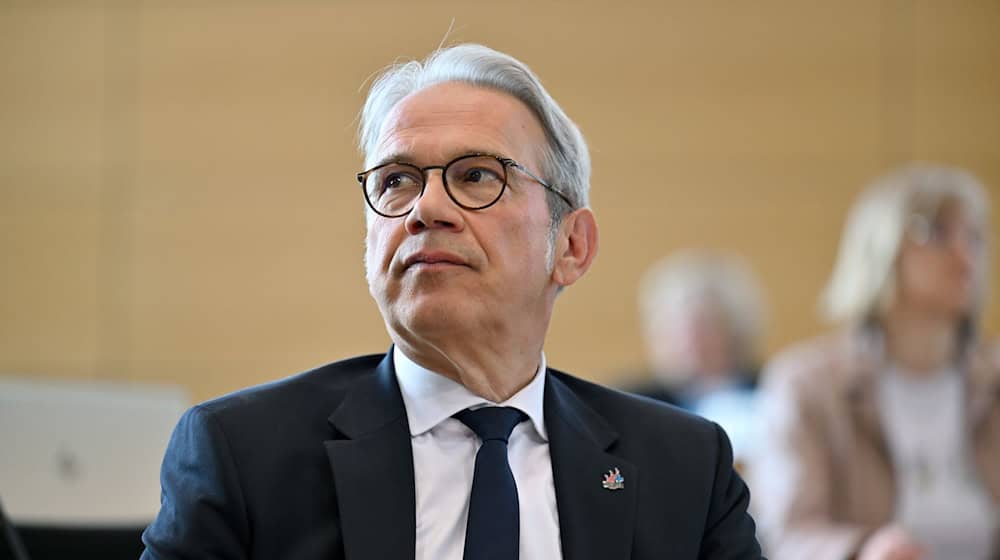 Thüringens Innenminister Georg Maier (SPD) verurteilt Angriffe gegen Wahlkreisbüros von Abgeordneten. (Archivbild) / Foto: Martin Schutt/dpa