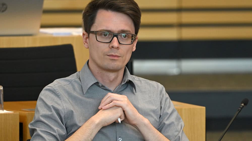 Thüringens Linke-Chef Christian Schaft hält den Antisemitismus-Beschluss seiner Partei beim Bundesparteitag in Chemnitz für einen Fehler. (Archivbild)  / Foto: Martin Schutt/dpa