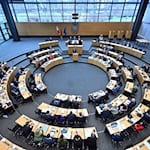 Im Thüringer Landtag diskutierten die Abgeordneten über einen Antrag der Linke-Fraktion für ein AfD-Verbotsverfahren. (Archivbild) / Foto: Martin Schutt/dpa