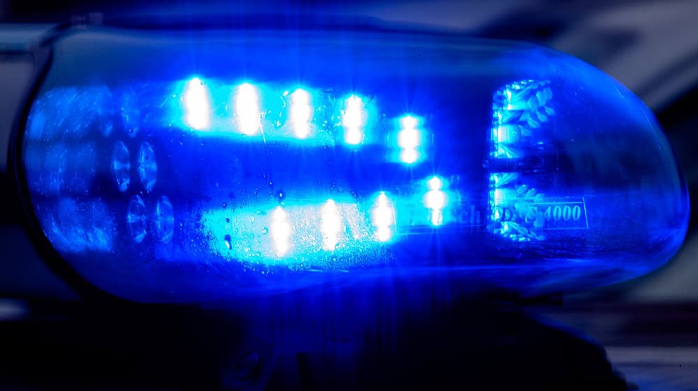 Die Beifahrerin wird leicht verletzt in ein nahegelegenes Krankenhaus gebracht. (Symbolbild) / Foto: Klaus-Dietmar Gabbert/dpa