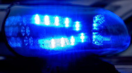 Die Beifahrerin wird leicht verletzt in ein nahegelegenes Krankenhaus gebracht. (Symbolbild) / Foto: Klaus-Dietmar Gabbert/dpa