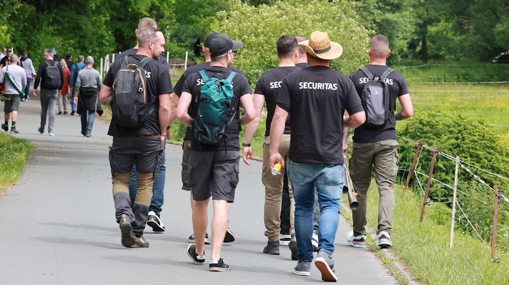 Spaziergänger an Christi Himmelfahrt im Thüringer Mühltal. In Thüringen gab es am Feiertag viele Feiern und Veranstaltungen. (Symbolbild) / Foto: Bodo Schackow/dpa