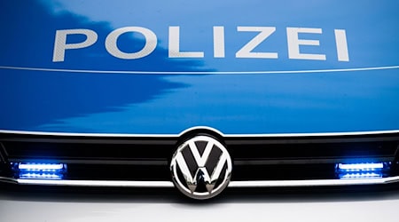 Polizisten in Sonneberg sind wegen einer Boa auf der Straße ausgerückt. (Symbolfoto) / Foto: Lino Mirgeler/dpa