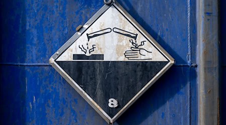 Ein mit Chemikalien beladener Transporter ist auf der Autobahn 4 von der Straße abgekommen. Wegen des Unfalls musste die Autobahn gesperrt werden. (Symbolbild) / Foto: Hendrik Schmidt/dpa