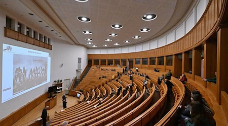 Hörsaal der Friedrich-Schiller-Universität Jena. An den 11 Universitäten und Fachhochschulen in Thüringen haben im vergangenen Jahr 819 Studierende ein Deutschlandstipendium erhalten. (Symbolfoto) / Foto: Martin Schutt/dpa