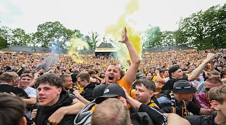 Fans jubeln beim Public Viewing in der Freilichtbühne Junge Garde nach dem Aufstieg in die 2. Bundesliga. / Foto: Robert Michael/dpa