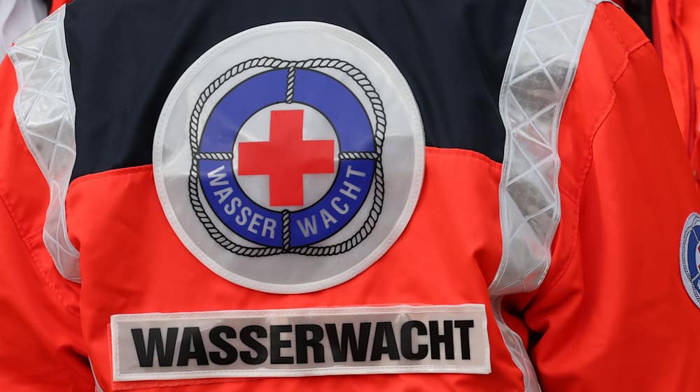 Besonders wenn es ums Schwimmen in Naturgewässern geht, rät die Wasserwacht des Deutschen Roten Kreuz zu verstärkter Vorsicht. (Archivbild) / Foto: Bodo Schackow/dpa