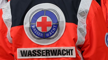 Besonders wenn es ums Schwimmen in Naturgewässern geht, rät die Wasserwacht des Deutschen Roten Kreuz zu verstärkter Vorsicht. (Archivbild) / Foto: Bodo Schackow/dpa