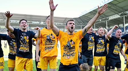 Dresdens Mannschaft feiert den Aufstieg. Nun planen die Verantwortlichen einen längeren Ligaverbleib. / Foto: Uwe Anspach/dpa