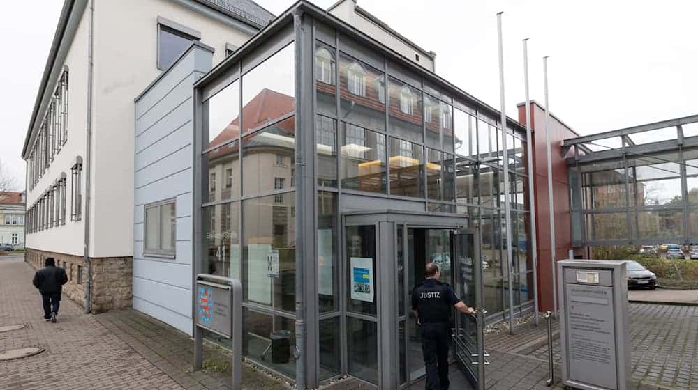 Ein heute 85 Jahre alter Mann soll vor drei Jahren seine 82-jährige pflegebedürftige Ehefrau getötet haben - nun ist der Mann am Landgericht Mühlhausen wegen Mordes angeklagt. / Foto: Michael Reichel/dpa