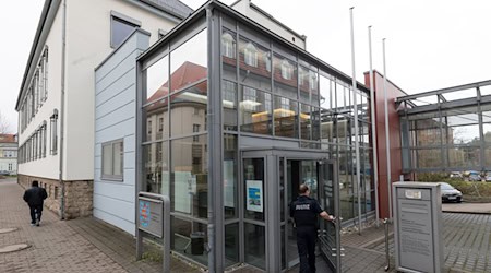 Ein heute 85 Jahre alter Mann soll vor drei Jahren seine 82-jährige pflegebedürftige Ehefrau getötet haben - nun ist der Mann am Landgericht Mühlhausen wegen Mordes angeklagt. / Foto: Michael Reichel/dpa