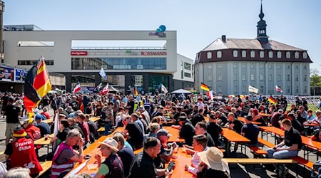 Die Polizei hat bei Demonstrationen in Gera am 1. Mai eine zweistellige Anzahl von Straftaten und Ordnungswidrigkeiten erfasst. (Archivbild) / Foto: Jacob Schröter/dpa