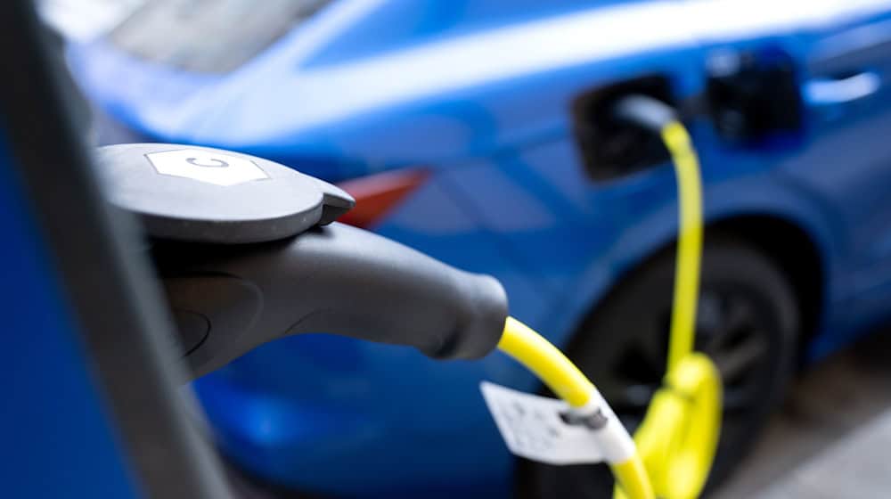 Kommt es zum Brand, sind E-Autos mitunter schwierig zu löschen. Thüringens Feuerwehrchef sieht die Wehren im Land aber gut vorbereitet. (Archiv-Symbolfoto) / Foto: Sven Hoppe/dpa
