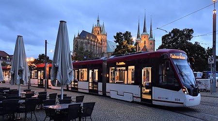 Kostenlos mit Bus und Bahn unterwegs: Am 30. Mai müssen Gäste in den Öffis im Verbundgebiet des Verkehrsverbunds Mittelthüringen (VMT) für die Fahrten nichts bezahlen. (Symbolbild) / Foto: Martin Schutt/dpa-Zentralbild/dpa