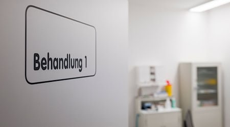 Im Kampf gegen den Ärztemangel setzen in Thüringen auch Kommunen auf Förderstipendien, um Nachwuchsmediziner an von Ärztemangel betroffene oder bedrohte Regionen zu binden. (Symbolbild) / Foto: Daniel Vogl/dpa