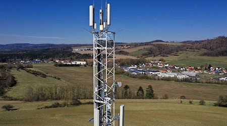 Die Verfügbarkeit von leistungsfähigem Funknetz hat sich laut Telekom verbessert. (Symbolbild) / Foto: Martin Schutt/dpa