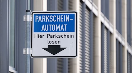 Erfurt warnt vor gefälschten QR-Codes an Parkscheinautomaten. (Archivbild)  / Foto: Sebastian Kahnert/dpa