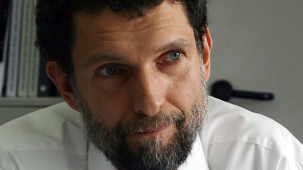 Der türkische Kulturförderer Osman Kavala erhält die Goethe-Medaille, das offizielle Ehrenzeichen der Bundesrepublik Deutschland. (Archivbild) / Foto: -/AP/dpa
