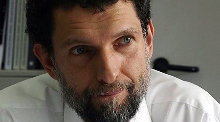 Der türkische Kulturförderer Osman Kavala erhält die Goethe-Medaille, das offizielle Ehrenzeichen der Bundesrepublik Deutschland. (Archivbild) / Foto: -/AP/dpa
