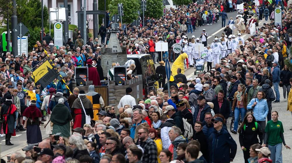 Der Festumzug wurde von mehr als 3.000 Mitwirkenden gestaltet. / Foto: Michael Reichel/dpa