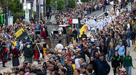 Der Festumzug wurde von mehr als 3.000 Mitwirkenden gestaltet. / Foto: Michael Reichel/dpa