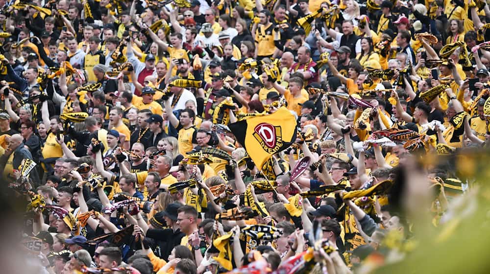 Fans stehen beim Public Viewing in der Freilichtbühne Junge Garde. / Foto: Robert Michael/dpa