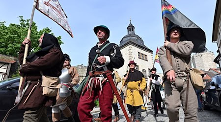 Der historische Bauernzug wird am frühen Sonntagnachmittag in Bad Frankenhausen erwartet. / Foto: Martin Schutt/dpa