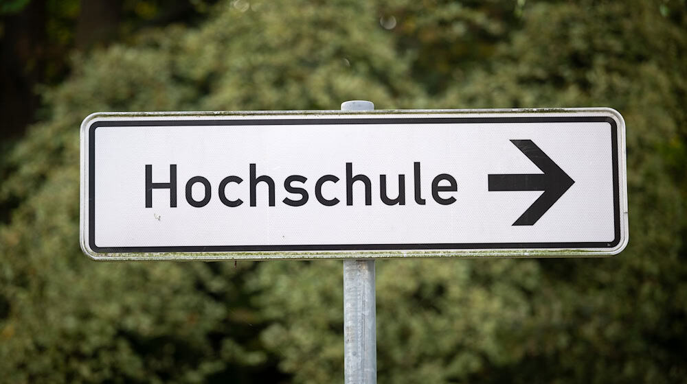 Die Verlegung des Hauptsitzes der Internationalen Hochschule IU nach Erfurt hat Thüringen zumindest statistisch ein deutliches Plus bei der Zahl von ausländischen Studierenden beschert. (Symbolbild) / Foto: Soeren Stache/dpa