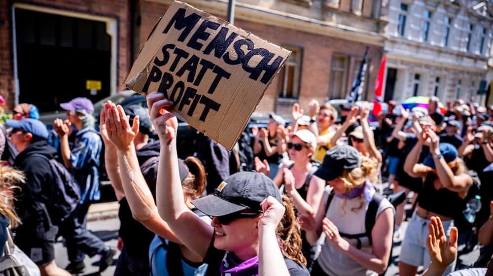 Hunderte Menschen beteiligen sich in Gera an Protestaktionen gegen einen Aufmarsch der rechtsextremen Szene. / Foto: Jacob Schröter/dpa