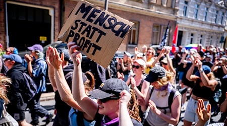 Hunderte Menschen beteiligen sich in Gera an Protestaktionen gegen einen Aufmarsch der rechtsextremen Szene. / Foto: Jacob Schröter/dpa