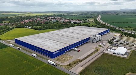 Hunderte Roboter im Logistikzentrum für Buchhändler Thalia