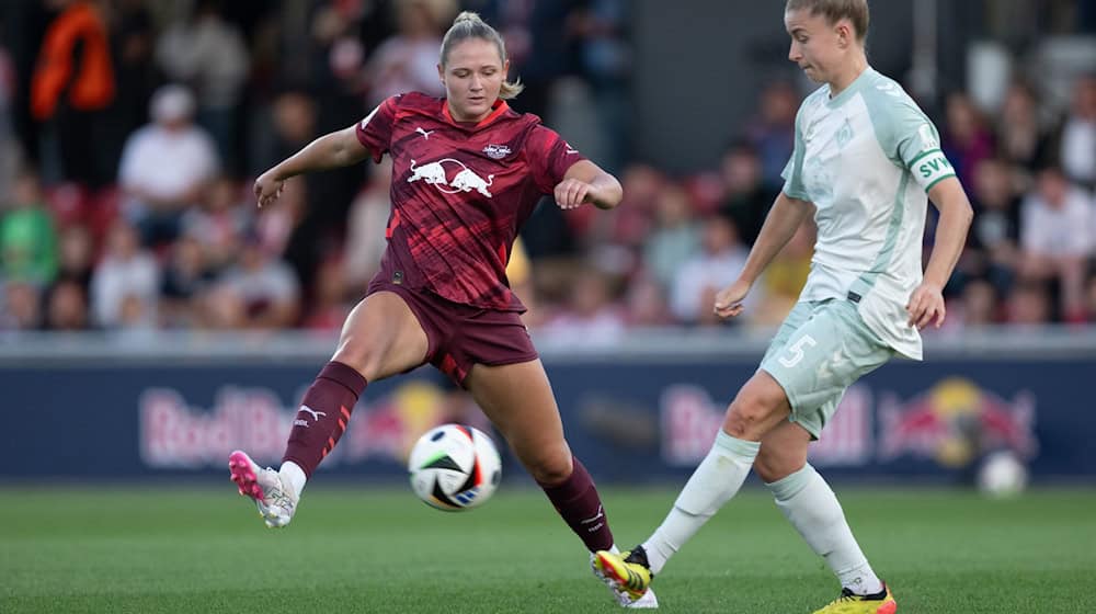 Michelle Ulbrich (r), die im Winter von Werder Bremen zum FC Bayern München wechselte, erzielt den Siegtreffer gegen Jena.  / Foto: Hendrik Schmidt/dpa