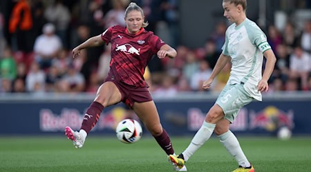Michelle Ulbrich (r), die im Winter von Werder Bremen zum FC Bayern München wechselte, erzielt den Siegtreffer gegen Jena.  / Foto: Hendrik Schmidt/dpa