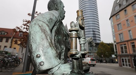 Die Firma Carl Zeiss und ihr Gründer prägen seit dem 19. Jahrhundert die Stadt Jena. (Archivbild) / Foto: Bodo Schackow/dpa-Zentralbild/dpa