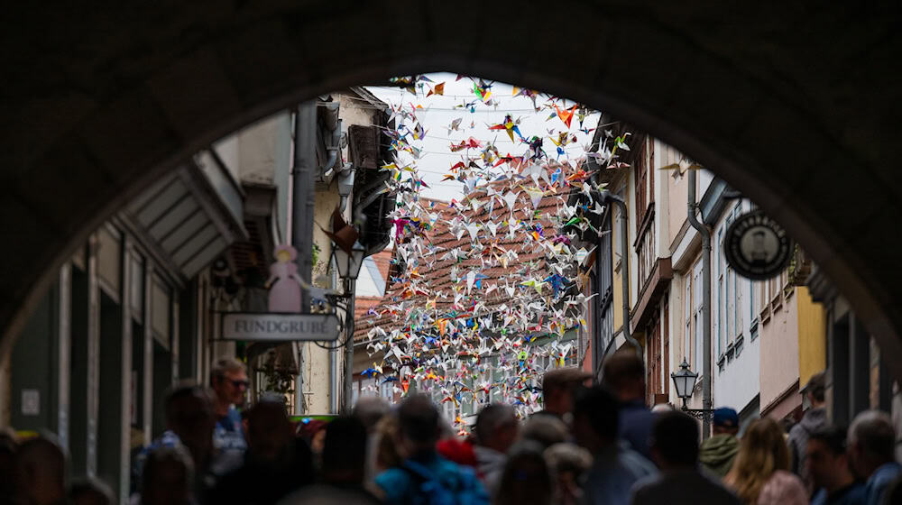 Traditionell wird die zwischen den Häusern auf der Krämerbrücke zum Krämerbrückenfest eine Kunstinstallation angebracht. (Archivbild) / Foto: Jacob Schröter/dpa
