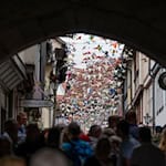 Traditionell wird die zwischen den Häusern auf der Krämerbrücke zum Krämerbrückenfest eine Kunstinstallation angebracht. (Archivbild) / Foto: Jacob Schröter/dpa