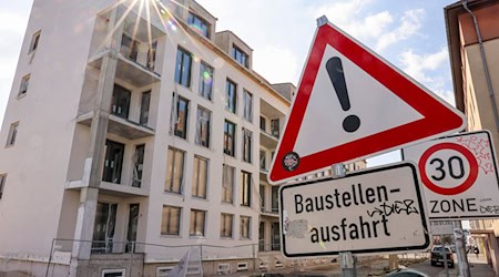 Beim Bau von Wohnhäusern in Thüringen vergehen inzwischen im Schnitt 26 Monate von der Genehmigung bis zum Einzug. (Archivbild) / Foto: Jan Woitas/dpa