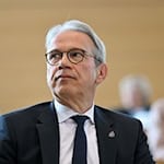 Thüringens Innenminister Georg Maier (SPD) sieht auch die Verbreitung von rechtsextremistischen Inhalten in den sozialen Medien als Grund für die Radikalisierung von Jugendlichen in der rechtsextremen Szene. (Archivbild) / Foto: Martin Schutt/dpa
