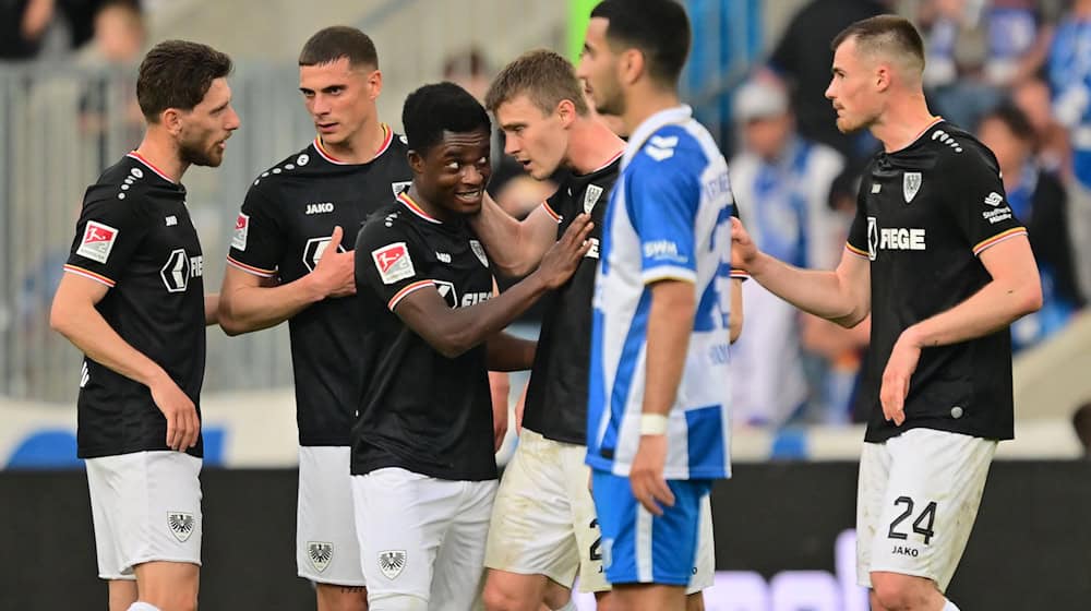 Preußen traf nach Belieben, Magdeburgs Livan Burcu (M) ist konsterniert   / Foto: Sebastian Christoph Gollnow/dpa