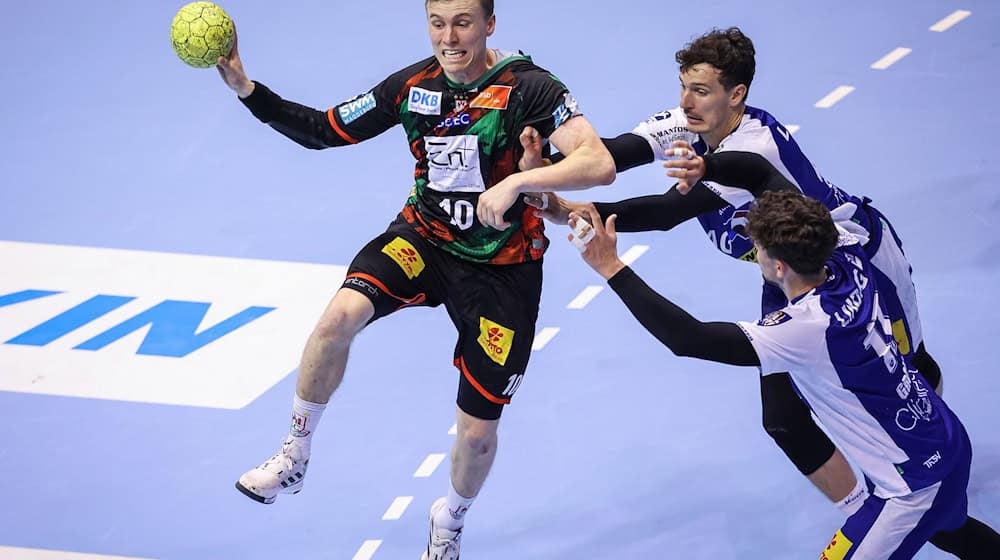 Gisli Kristjansson (l) erzielte in der Schlussphase das wichtige 32:31 / Foto: Ronny Hartmann/dpa-Zentralbild/dpa