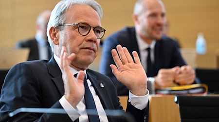 Thüringens Innenminister Georg Maier (SPD) sieht bei sich keine Verantwortung für das Agieren der internen Ermittler bei der Polizei. / Foto: Martin Schutt/dpa