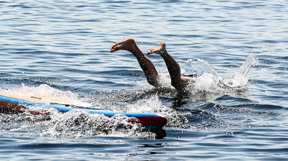 Ein laut Polizei betrunkener Mann ist bei einer Tour mit einem Stand-up Paddle Board (SUP) in die Saale gestürzt und musste gerettet werden. (Symbolbild) / Foto: Felix Kästle/dpa