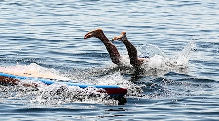 Ein laut Polizei betrunkener Mann ist bei einer Tour mit einem Stand-up Paddle Board (SUP) in die Saale gestürzt und musste gerettet werden. (Symbolbild) / Foto: Felix Kästle/dpa