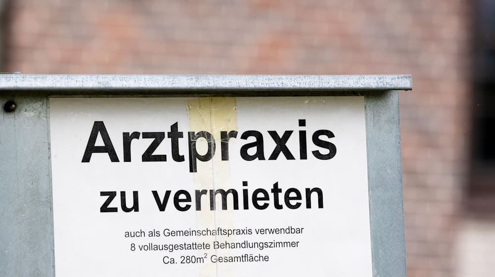 Immer mehr Hausarztsitze sind laut der Kassenärztlichen Vereinigung Thüringen in Thüringen unbesetzt. (Symbolbild) / Foto: Moritz Frankenberg/dpa