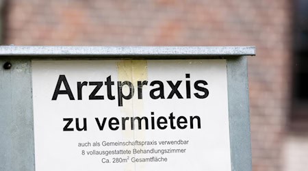 Immer mehr Hausarztsitze sind laut der Kassenärztlichen Vereinigung Thüringen in Thüringen unbesetzt. (Symbolbild) / Foto: Moritz Frankenberg/dpa