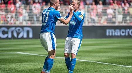 René Eckardt (r.), hier noch im Trikot des FC Carl Zeiss Jena, gewann zum siebten Mal den Thüringenpokal. / Foto: Arne Bänsch/dpa