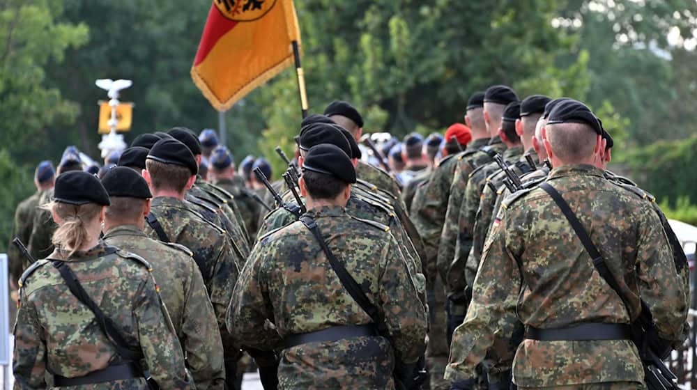 Die Landesregierung will mehr Zusammenarbeit mit der Bundeswehr. (Symbolbild) / Foto: Martin Schutt/dpa