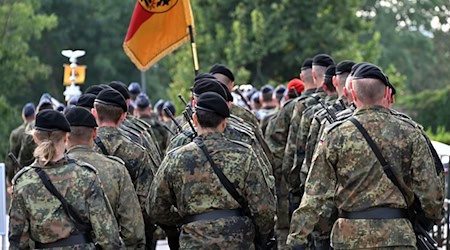 Die Landesregierung will mehr Zusammenarbeit mit der Bundeswehr. (Symbolbild) / Foto: Martin Schutt/dpa