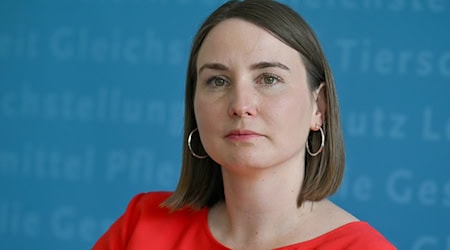 Thüringens Gesundheitsministerin Katharina Schenk (SPD) kündigte einen Pflegeentwicklungsplan an. (Archivbild) / Foto: Martin Schutt/dpa
