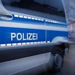 Eine aus einem Paket auslaufende Flüssigkeit löst bei elf Mitarbeitern eines Postverteilungszentrums in Südthüringen Schwindel und Übelkeit aus. (Symbolbild) / Foto: Friso Gentsch/dpa